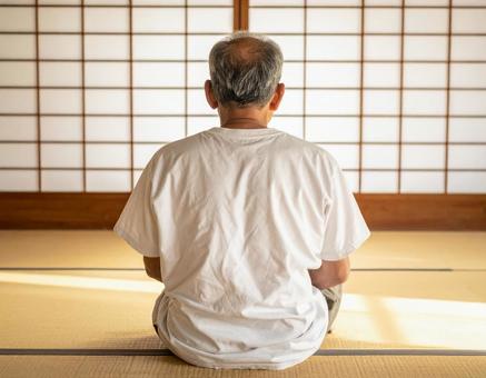 畳の上に座る高齢の男性 畳の上に座る高齢の男性の写真