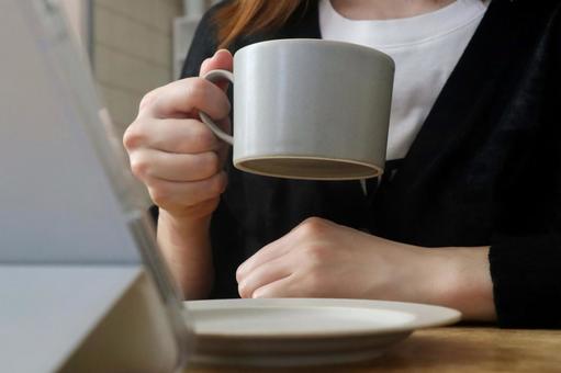 タブレットを見ながらコーヒーを飲む女性 タブレットを見ながらコーヒーを飲む女性 カフェ,女性,コーヒーの写真素材