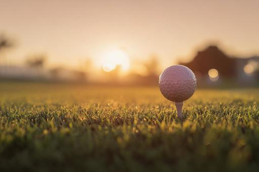 穏やかな夕暮れのゴルフ風景の写真