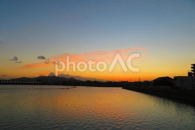 １１月下旬の大池からの朝焼けの空 背景,朝焼け,たそがれの写真素材
