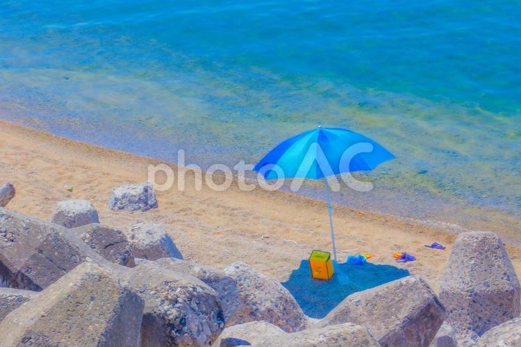 砂浜の休憩スペース 砂浜,青空,ビーチパラソルの写真素材
