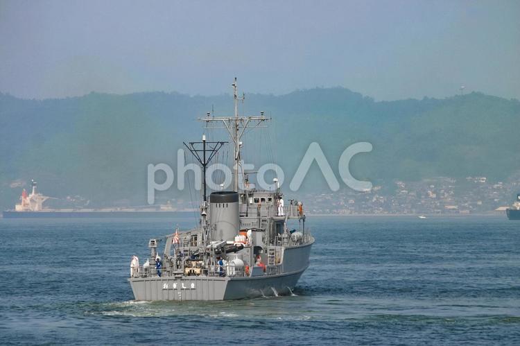 出港する海上自衛隊掃海艇おぎしま 自衛隊,海上自衛隊,ミリタリーの写真素材