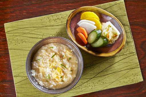 鍋料理の〆はやっぱり雑炊ですね 鍋料理の〆はやっぱり雑炊ですね 玉子雑炊,〆,雑炊の写真素材