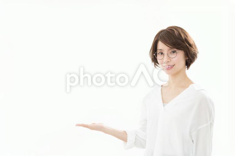 ビジネスウーマン　指差し　手のひら 女性,指差し,人物の写真素材