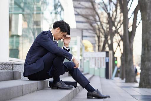 Japanese male businessman suffering from anxiety, anxiété, s'inquiéter, un homme d'affaires, JPG