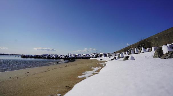 海岸と残り雪 海岸と残り雪の写真