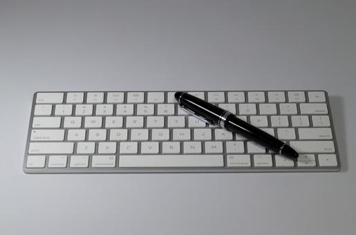 キーボード上の黒い万年筆 万年筆,キーボード,書くの写真素材