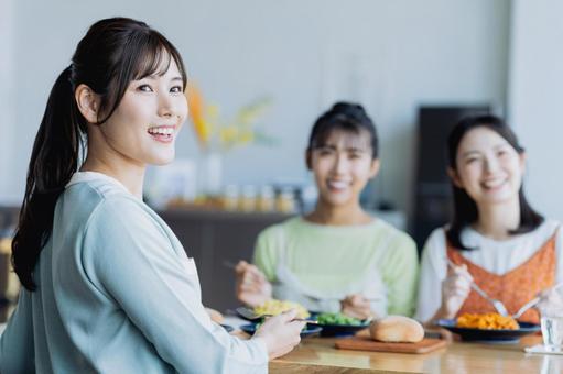 カフェでランチをする若い女性 カフェでランチをする若い女性の写真