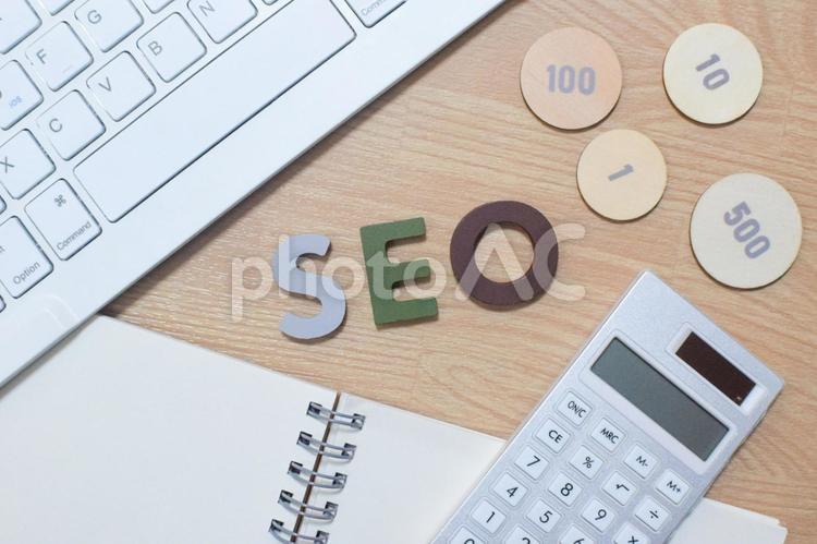 SEOの文字とデスク周り① seo,インターネット,ウェブの写真素材