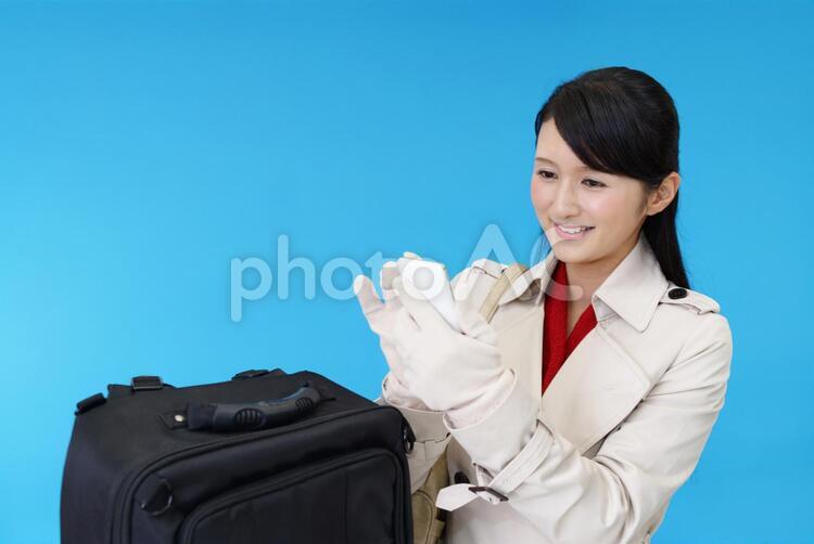 スマートフォンを持つ笑顔の女性 女性,女,旅行の写真素材