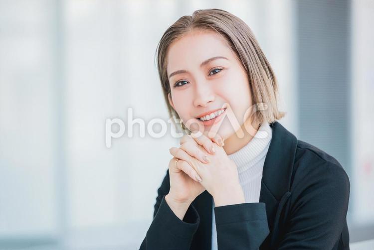 カメラ目線のビジネスウーマン 女性,笑顔,ビジネスの写真素材