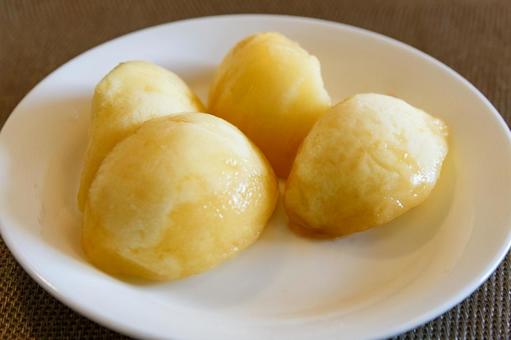 瑞々しく甘くて美味しい食べ頃の桃 瑞々しく甘くて美味しい食べ頃の桃の写真