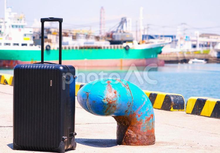 旅立ちの港① 港,スーツケース,船の写真素材