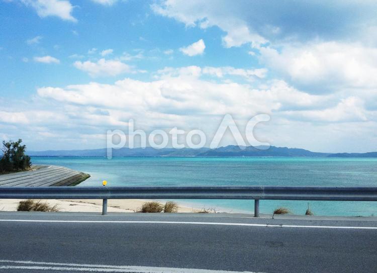 沖縄の海と道路 海,空,道路の写真素材