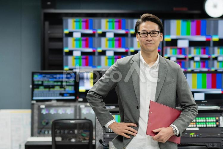 TV局で映像制作を行う男性スタッフ 制作スタッフ,編集者,映像編集の写真素材