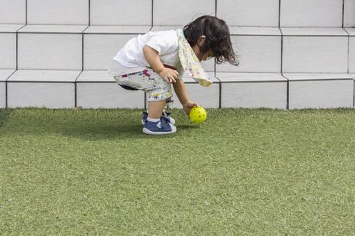 1 year old girl playing ball 6, ein kind, ein mädchen, ballspiel, JPG