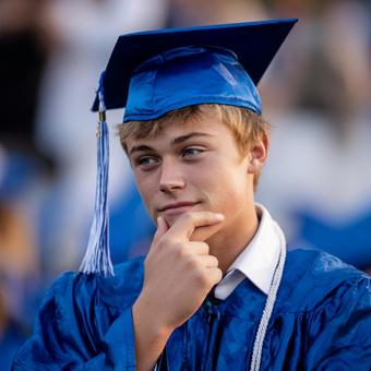 達成感に満ちた笑顔で、未来を見つめる若者の写真