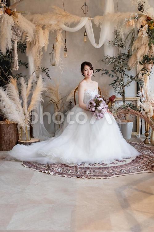 ブーケを持つ花嫁（縦位置・全身） 花嫁,女性,結婚の写真素材