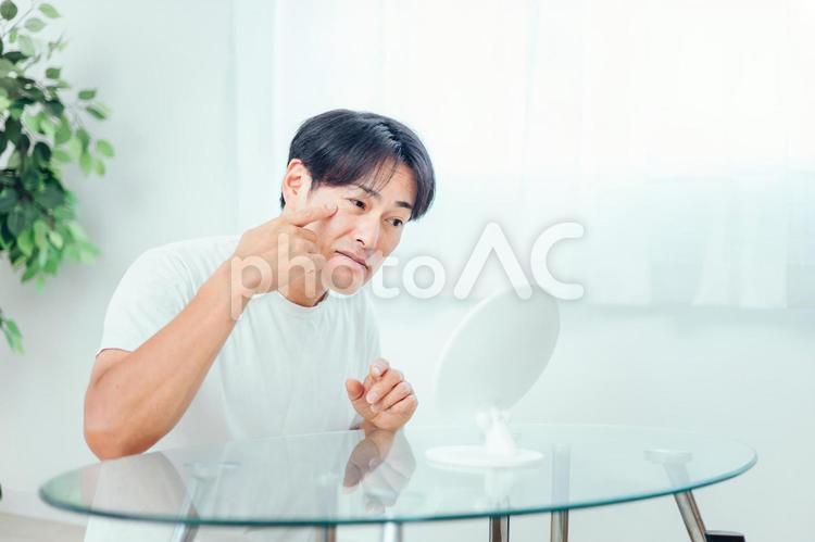 鏡を見る男性（目） 花粉症,疲れ目,充血の写真素材
