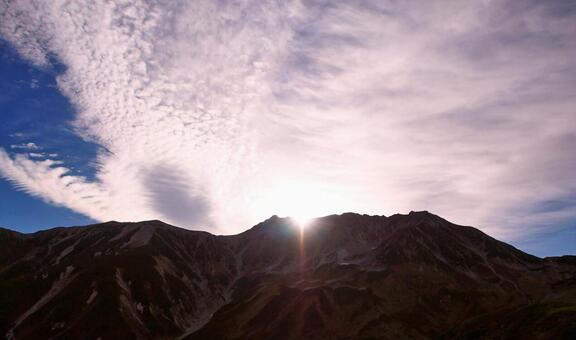 名峰 立山の夜明け 太陽,日の出,室堂の写真素材