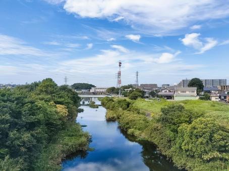 京成本線車窓の北側に見る花見川の眺め 京成本線車窓の北側に見る花見川の眺めの写真