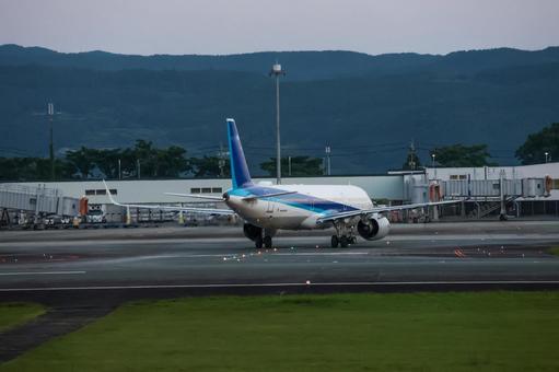 夜へつなぐフライト 夜へつなぐフライト 飛行機,航空機,旅客機の写真素材