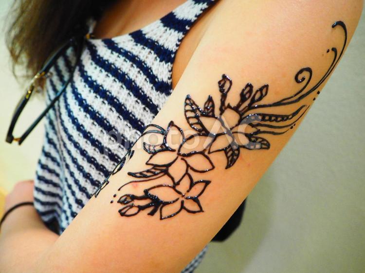 タトゥーに対する反応の原因は何ですか?