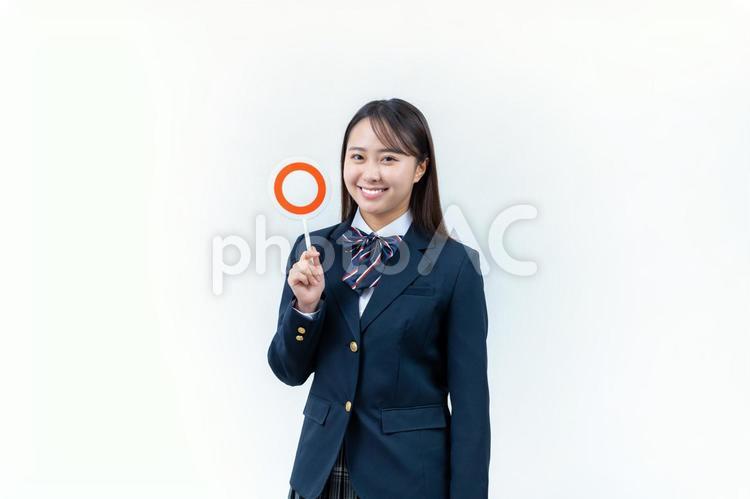 丸印のプレートを持つ女子高校生 女子高生,高校生,笑顔の写真素材