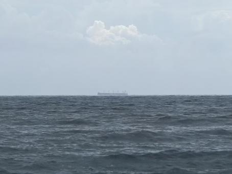 遠くに見える海の上の船 遠くに見える海の上の船の写真