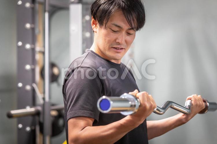 バーベルのシャフトでフォームをチェックする男性（笑顔） バーベル,筋トレ,シャフトの写真素材