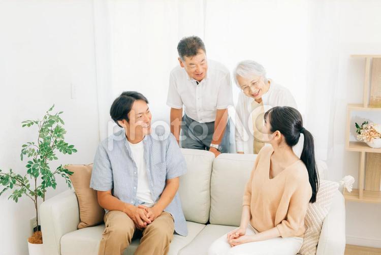 ソファに座る家族（話す） 家族,親子,ファミリーの写真素材