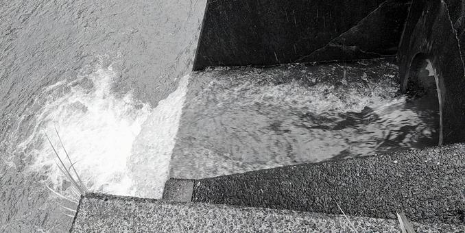 大雨 川に流れる水 大雨 川に流れる水 大雨,雨,川の写真素材