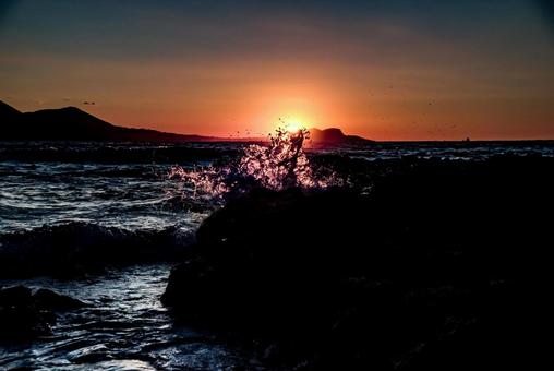 <Goto scenery> The sea at dawn and rough waves, JPG