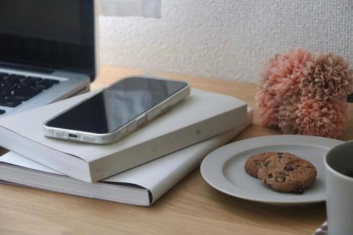 スマホと本 デスクワーク スマホと本 デスクワーク デスクワーク,ビジネス,かわいいの写真素材