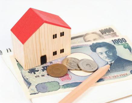 お金と家のイメージ 家のミニチュアとお金 お金と家のイメージ 家のミニチュアとお金の写真