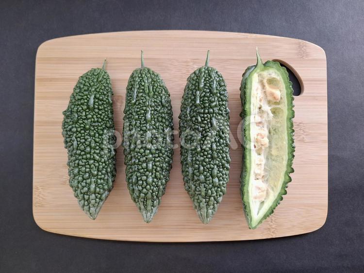 採れたて夏野菜ゴーヤ_黒バック_5 夏野菜,野菜,ゴーヤの写真素材