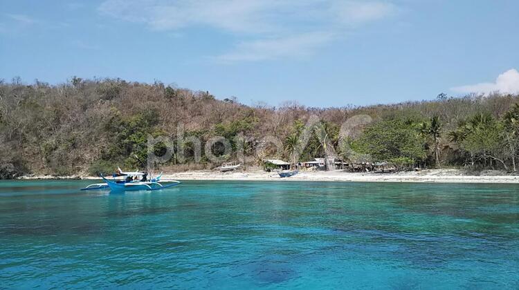 アニラオの青い海 アニラオの青い海 バンカーボート,青い海,フィリピンの写真素材