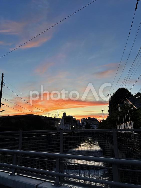 街中の川からの夕焼け 川,夕焼け,夕暮れの写真素材