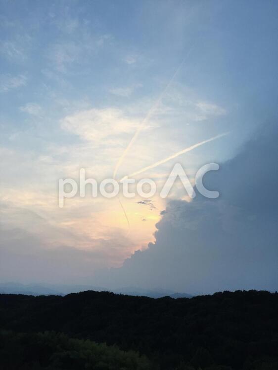 飛行機雲と夕焼け 夕焼け,山,飛行機雲の写真素材