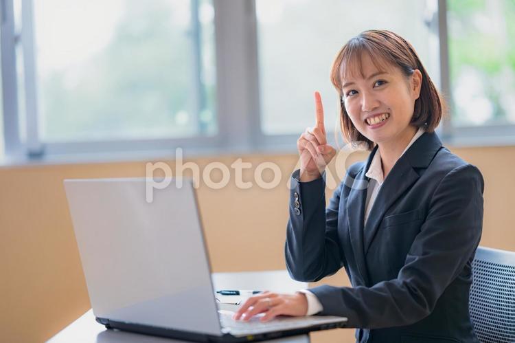 爽やかな笑顔の若いビジネスウーマン 会社,オフィス,パソコンの写真素材