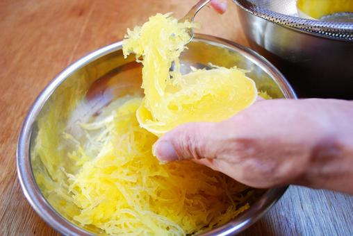 茹でたそうめんかぼちゃの実を取り出す そうめんカボチャ,野菜,南瓜の写真素材