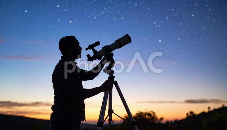 夏の夜空を望遠鏡で見る人のシルエット 夏の夜空,望遠鏡,宇宙の写真素材