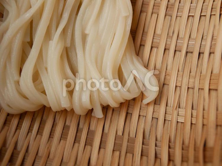 ざるに茹で上がったうどん 料理,仕込み,おいしいの写真素材