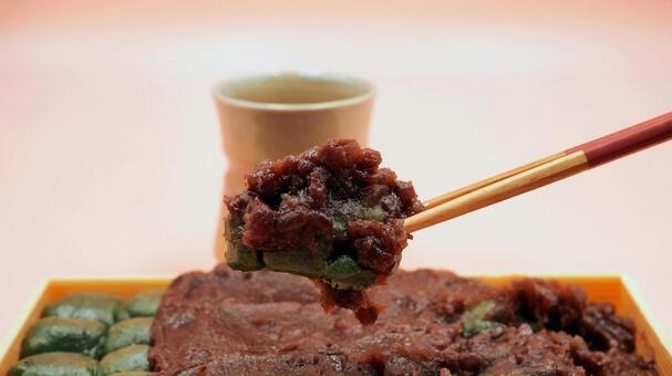 草だんご＆粒あん・お家でおやつ（食べる） 草だんご,よもぎ団子,だんごの写真素材
