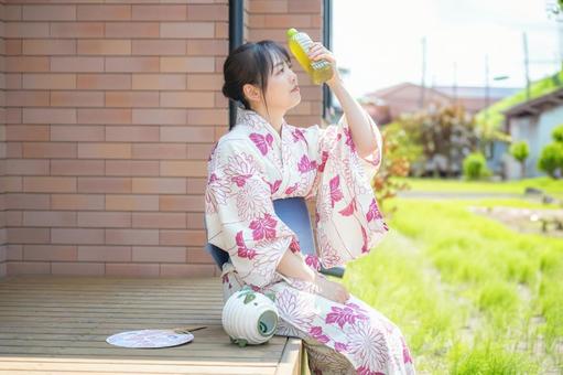 涼む浴衣の女性 涼む浴衣の女性 お茶,ペットボトル,水分補給の写真素材