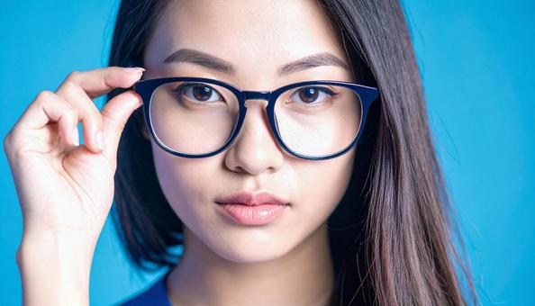 眼鏡をかけた知的で真面目そうな若い女性の写真