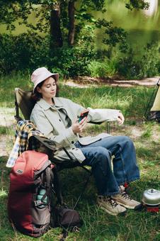 椅子に座ってくつろぐ人物 女性,外国人,スマートフォンの写真素材