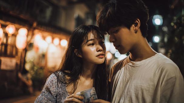 幸せな表情で見つめ合う男女 幸せな表情で見つめ合う男女の写真