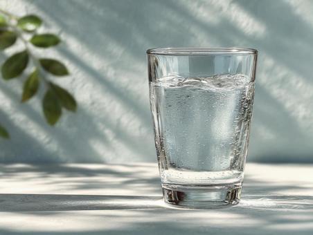 健康とリフレッシュを象徴する、澄んだ水 健康とリフレッシュを象徴する、澄んだ水の写真