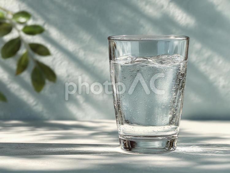 健康とリフレッシュを象徴する、澄んだ水 水,グラス,透明の写真素材